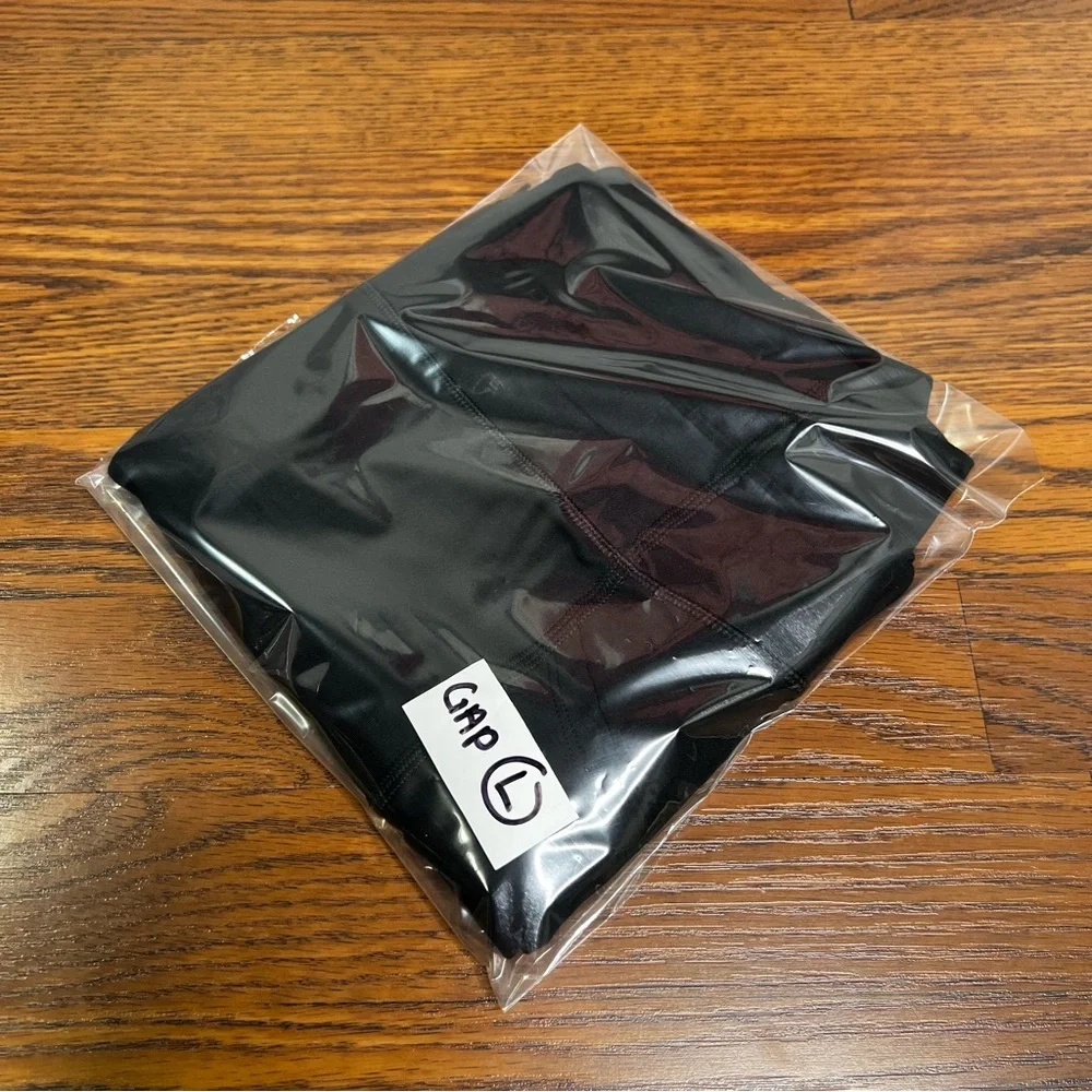GAP Cropped Leggings in black size Large (measurements included)
